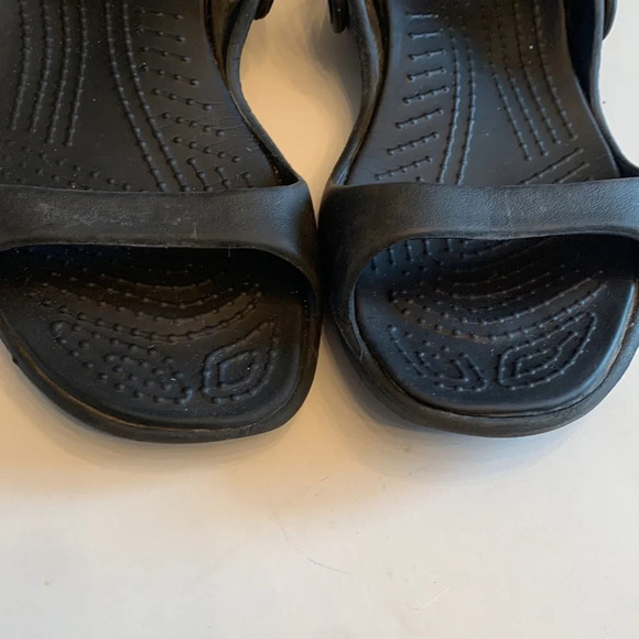 Crocs sandals woman’s size 6 black  with adjustable strap - Picture 5 of 9